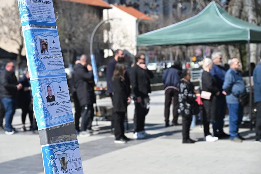 Brojni stanovnici Kočana pristižu na groblje gdje će biti pogrebi poginulih u diskoteci