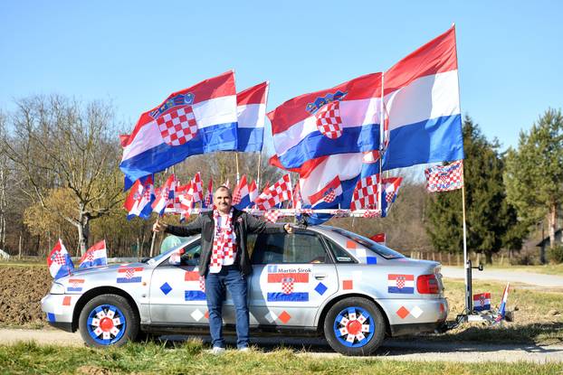 Navijač iz Međimurja svoj Audi ukrasio sa 60 hrvatskih zastava i krenuo u Zagreb na doček rukometaša