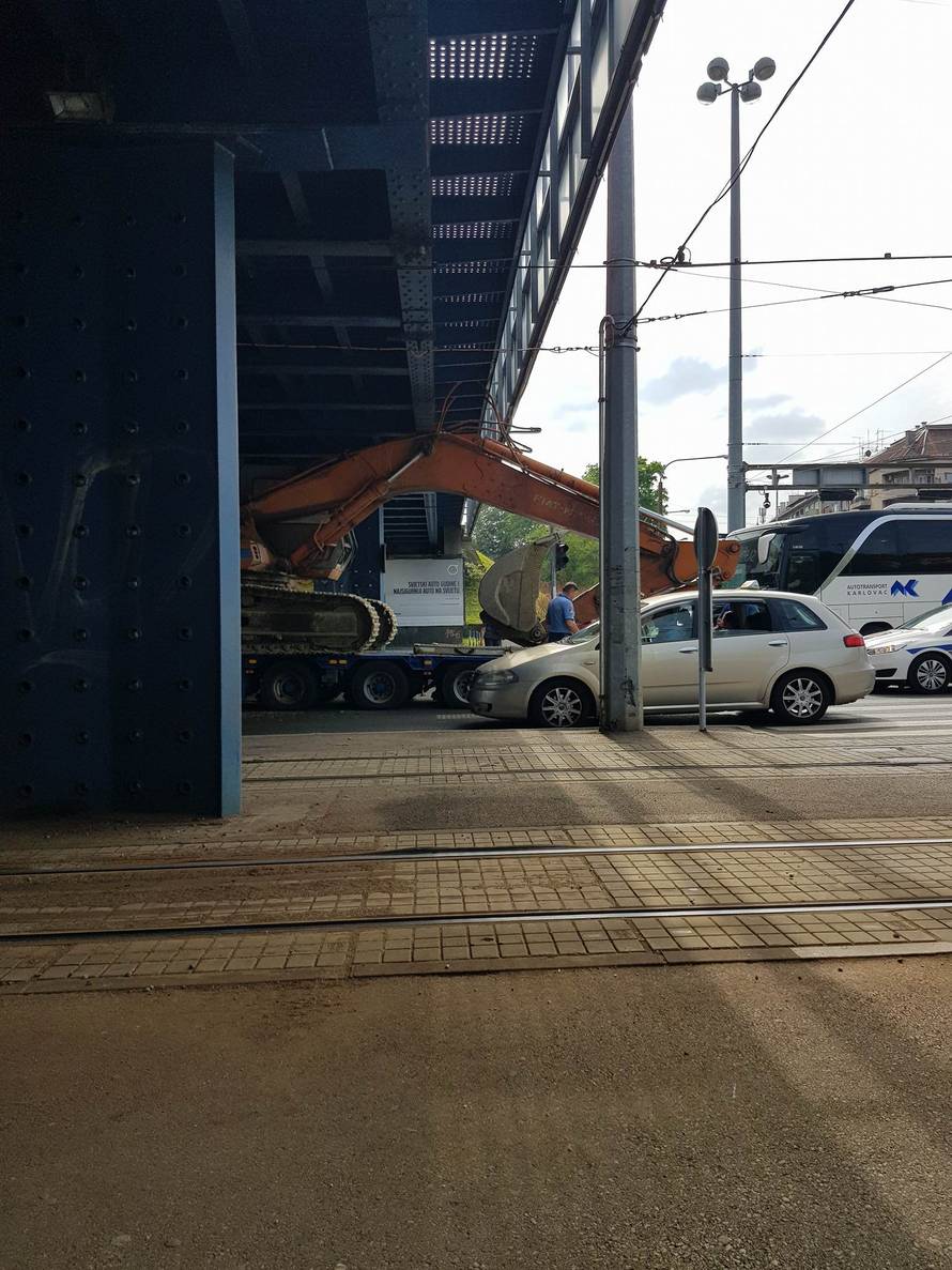 Kamion s bagerom zapeo za nadvožnjak na Držićevoj aveniji