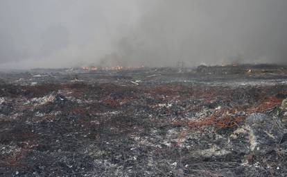 FOTO Požar u Osijeku spalio je tone plastike, vatrogasci su se cijelu noć borili s vatrom