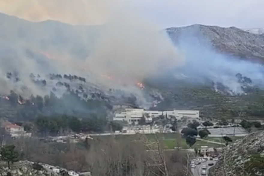 Reporterku Dalmacije Danas udari bure rušili na zemlju