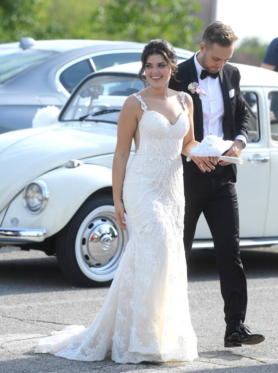 Izabel se nije odvajala od svog Matea na svadbi njegove sestre