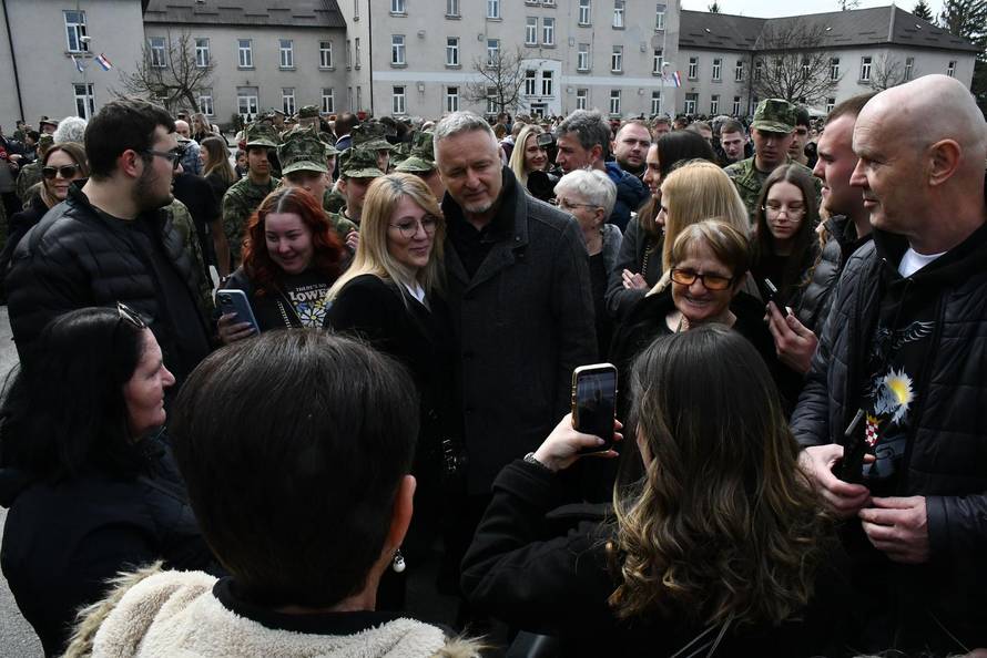Na svečanoj prisegi ročnika u Požegi pozornost je privukla Diva Perković, kći pjevača Marka Perkovića Thompsona