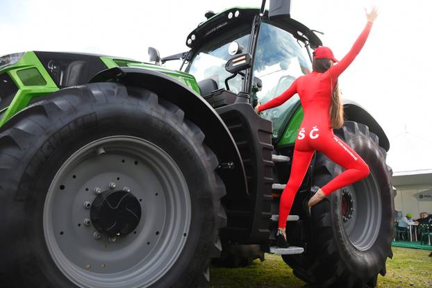 Bjelovar: Hostesa Ivana s natpisom ŠČ na kombinezonu prava je atrakcija  proljetnog sajma u Gudovcu 