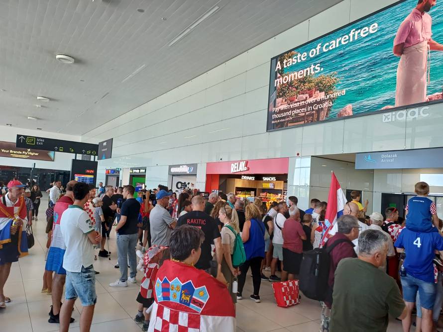 VIDEO 'Vatreni' su se vratili u domovinu! Evo lude atmosfere