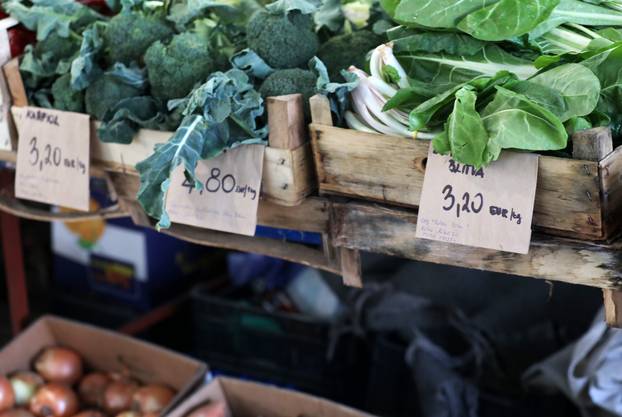 Zagreb: Cijene u eurima na tržnici u Gajnicama