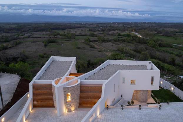 FOTO Ova kuća za odmor blizu Zadra nema niti jedan 'ravni' zid, a noćenje stoji 1100 eura