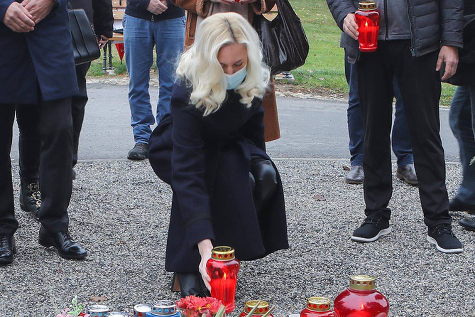 Povodom Bandićevog rođendana suradnici zapalili svijeće na njegov grob
