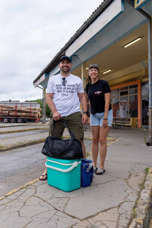 Iz Otočca krenuli autobusi na koncert Marka Perkovića Thompsona