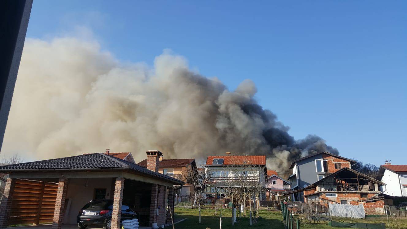 Planulo skladište kod Zaprešića, gust dim vidi se kilometrima