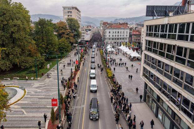 Sarajevo: Pogled iz zraka na povorku prema gradskom groblju Barama