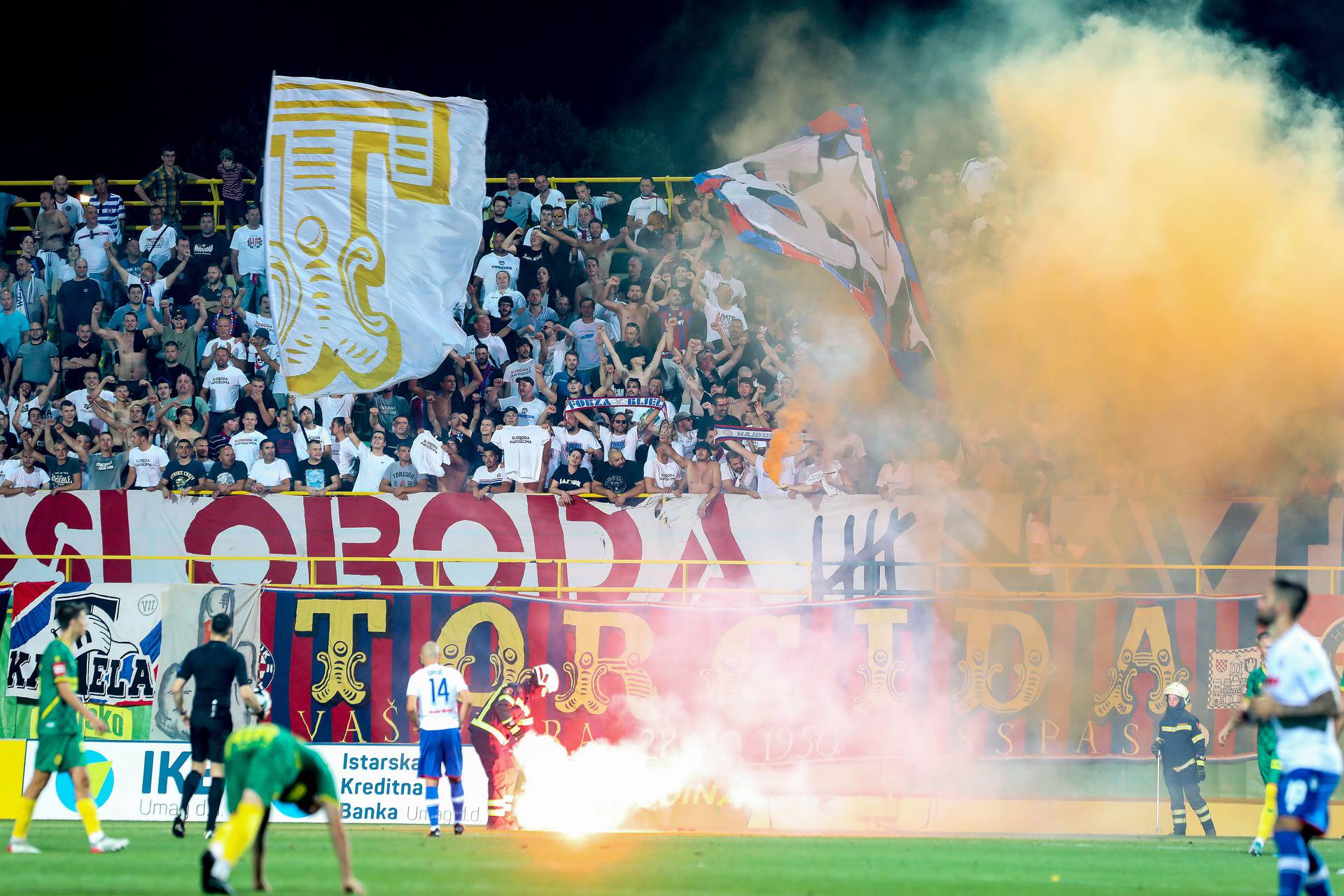 Torcida bakljadom proslavila Hajdukovu pobjedu protiv Istre