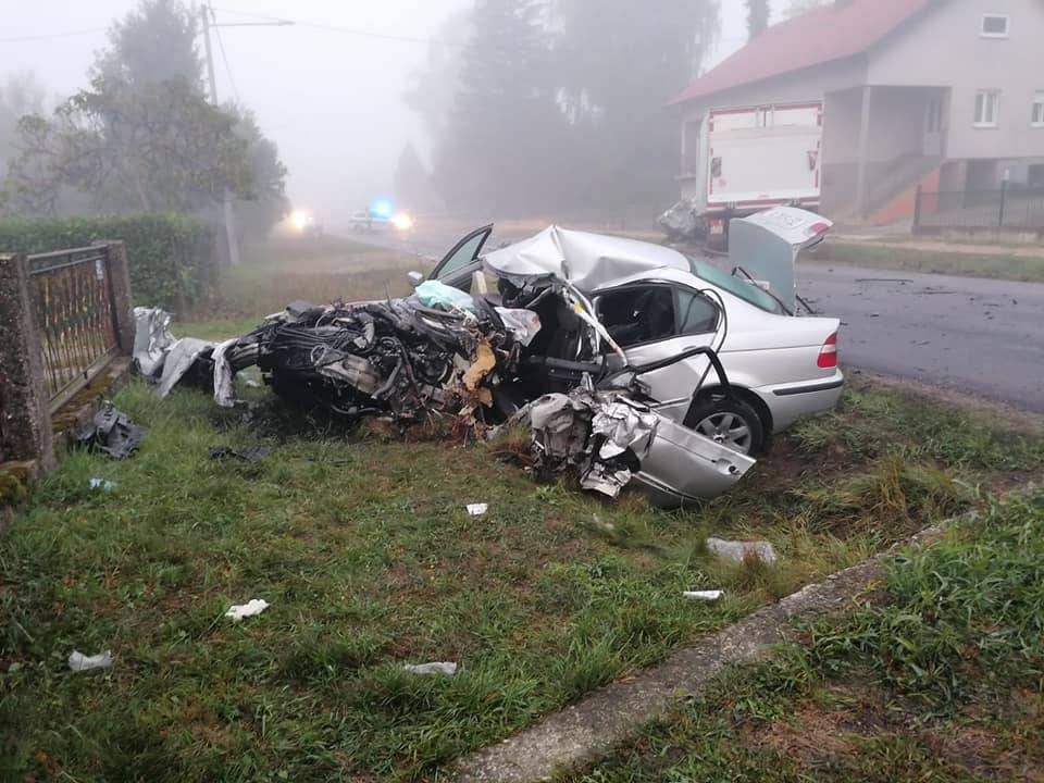 FOTO Stravični prizori iz Dugog Sela. BMW smrskan u sudaru s kamionom, jedan čovjek mrtav