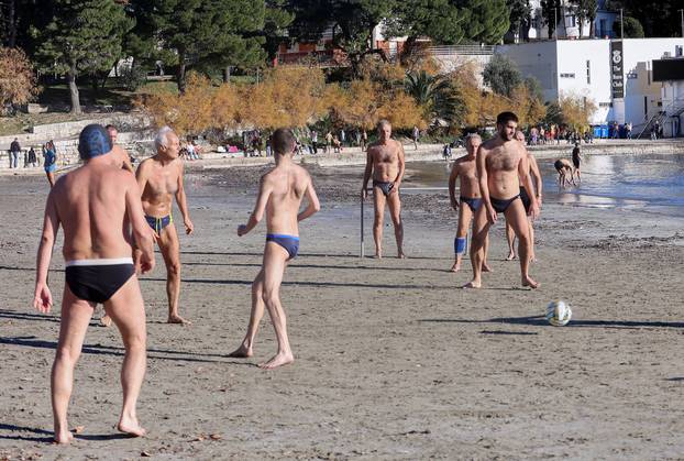 Splićani uživaju u zimskom kupanju na Bačvicama