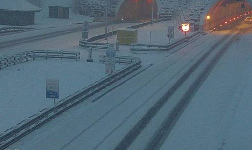 FOTO Snijeg pada u Gorskom kotaru, Lici i na sjeveru. Nema pravca do Rijeke za &scaron;lepere