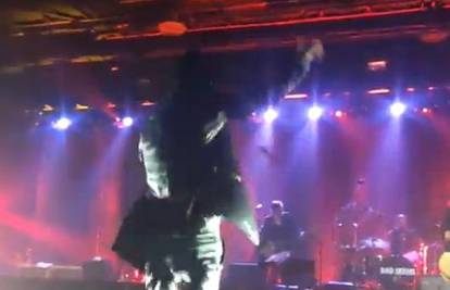 Pogledajte kako je Nick Cave pao s bine tijekom koncerta