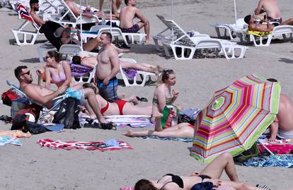 Split: Lijepo vrijeme mnogi koriste na uživanje na plaži
