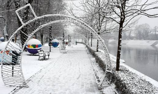 FOTO Zimska idila u Sisku: Cijeli grad je pod snje&zcaron;nim ruhom, a pahulje i dalje padaju