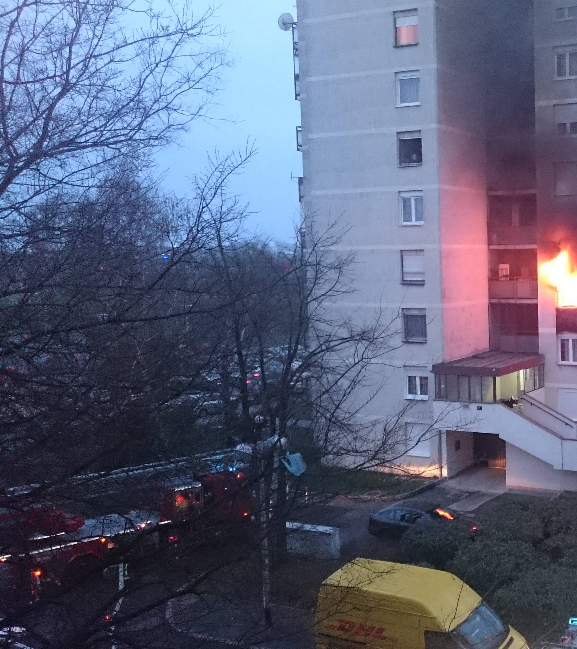 Vlasnica lakše ozlijeđena: Na Prisavlju je izgorio cijeli stan