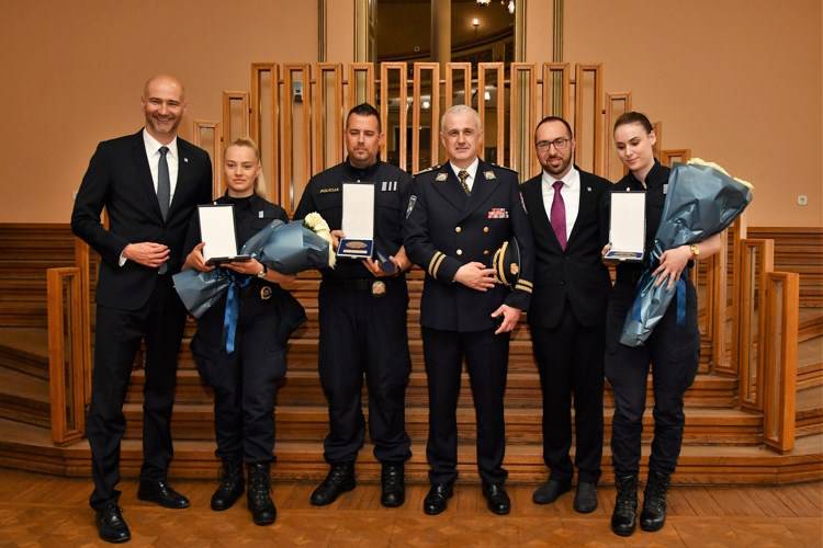 Zagrebački policajci, koji su pomogli rodilji da na svijet donese curicu, dobili priznanje
