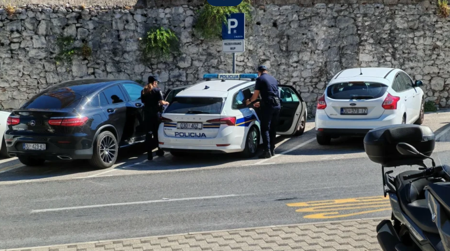 VIDEO Laura iz 'Gospodina Savršenog' s lisicama na rukama odvedena pred DORH