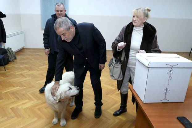 Zagreb: Milan Bandić u društvu supruge Vesne i psa Rudija glasovao na izborima