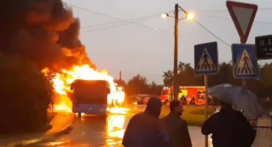 Dramatična snimka iz Zagreba: Bus planuo, putnici bježali van!