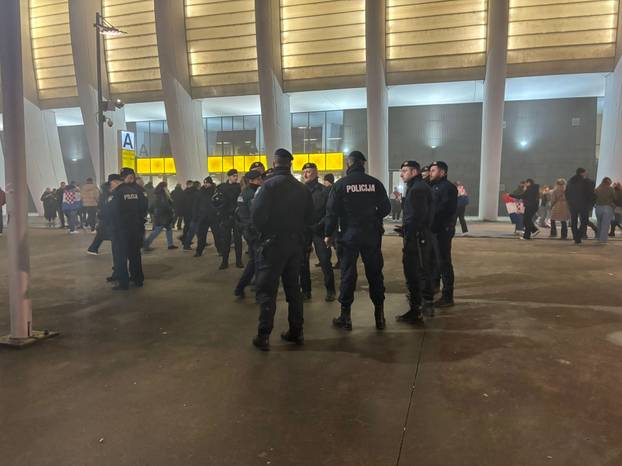 FOTO/VIDEO Stvaraju se gužve ispred Arene uoči koncerta Marka Perkovića Thompsona