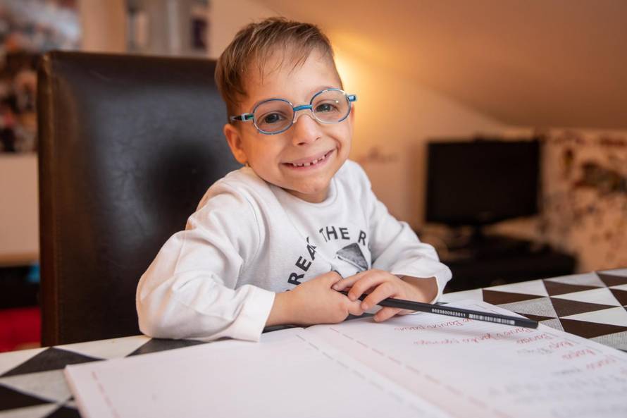 Nevio je krenuo u školu: Imam osam godina i osam kilograma