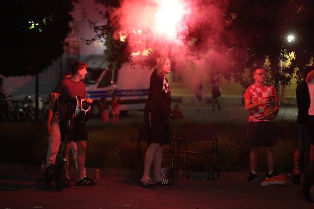 Osijek: Bakljada navijača nakon prvog gola na utakmici Hrvatske i Gane