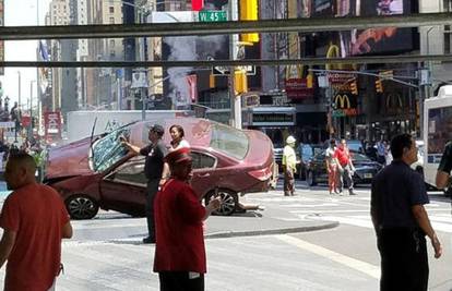 Autom se zaletio u pješake na Times Squareu, ima i mrtvih