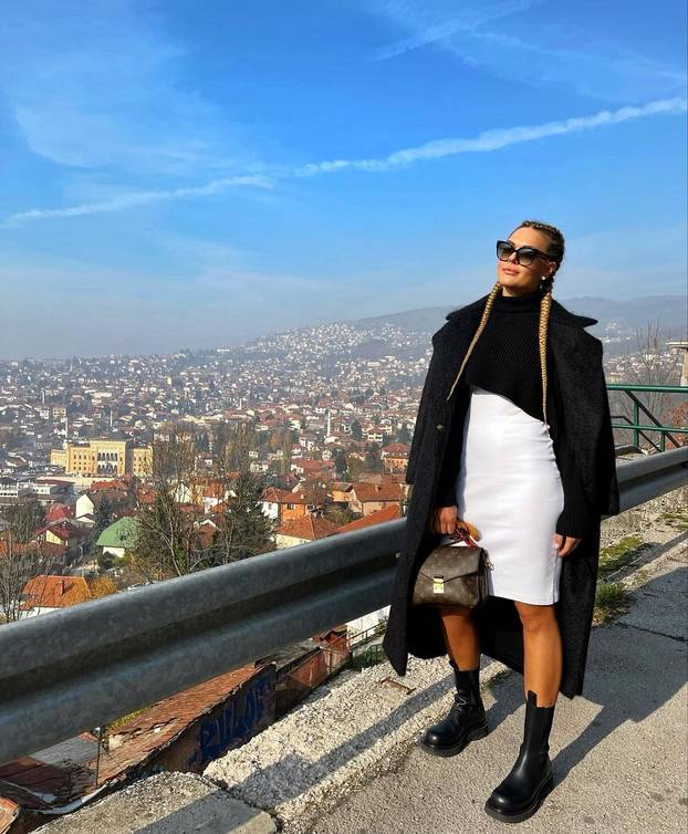 FOTO Sandra na Tahitiju otkrila tetovažu i ukrotila opasnu ražu