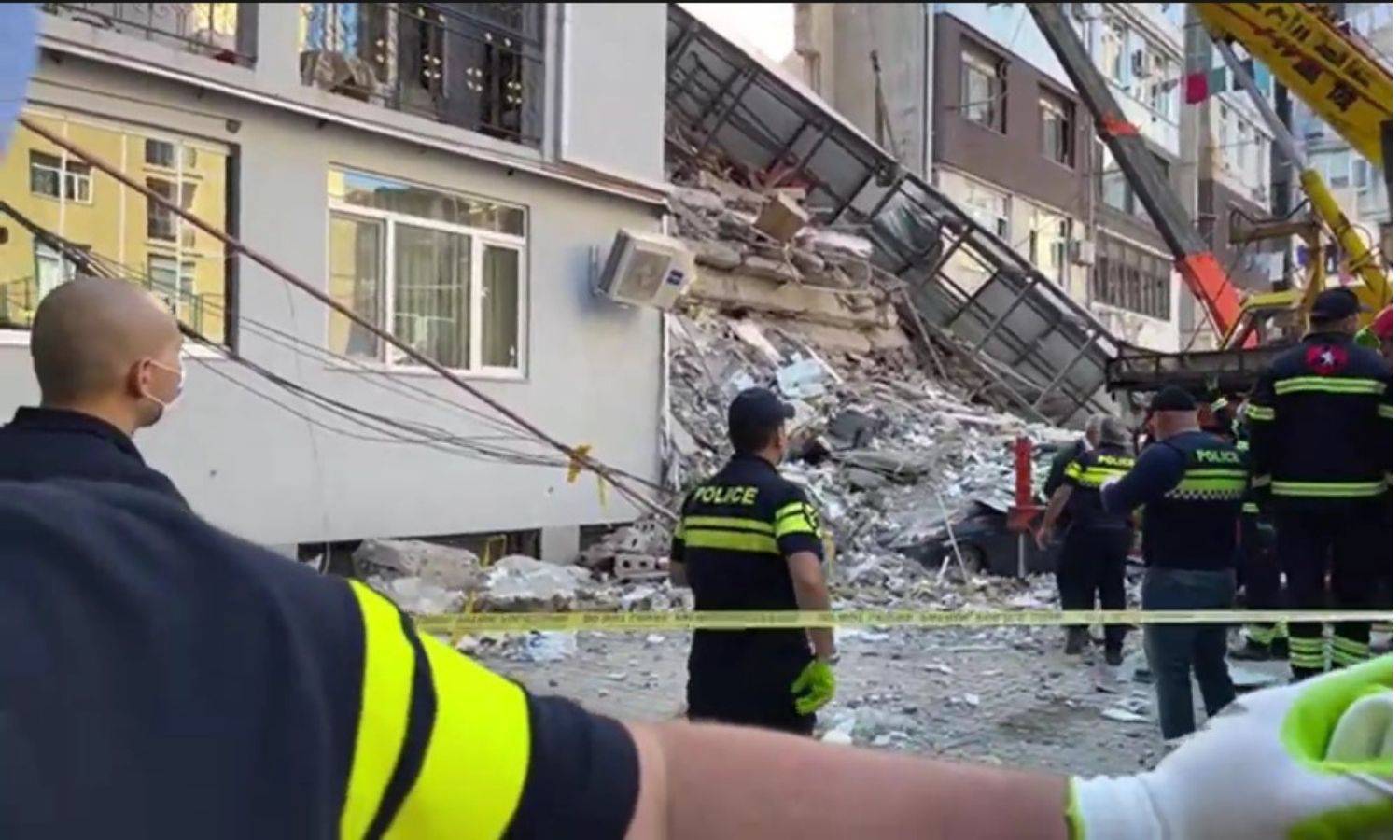 VIDEO Strava u Gruziji: Srušila se zgrada, ljudi zatrpani, ima i djece. Na snimci se čuju vriskovi