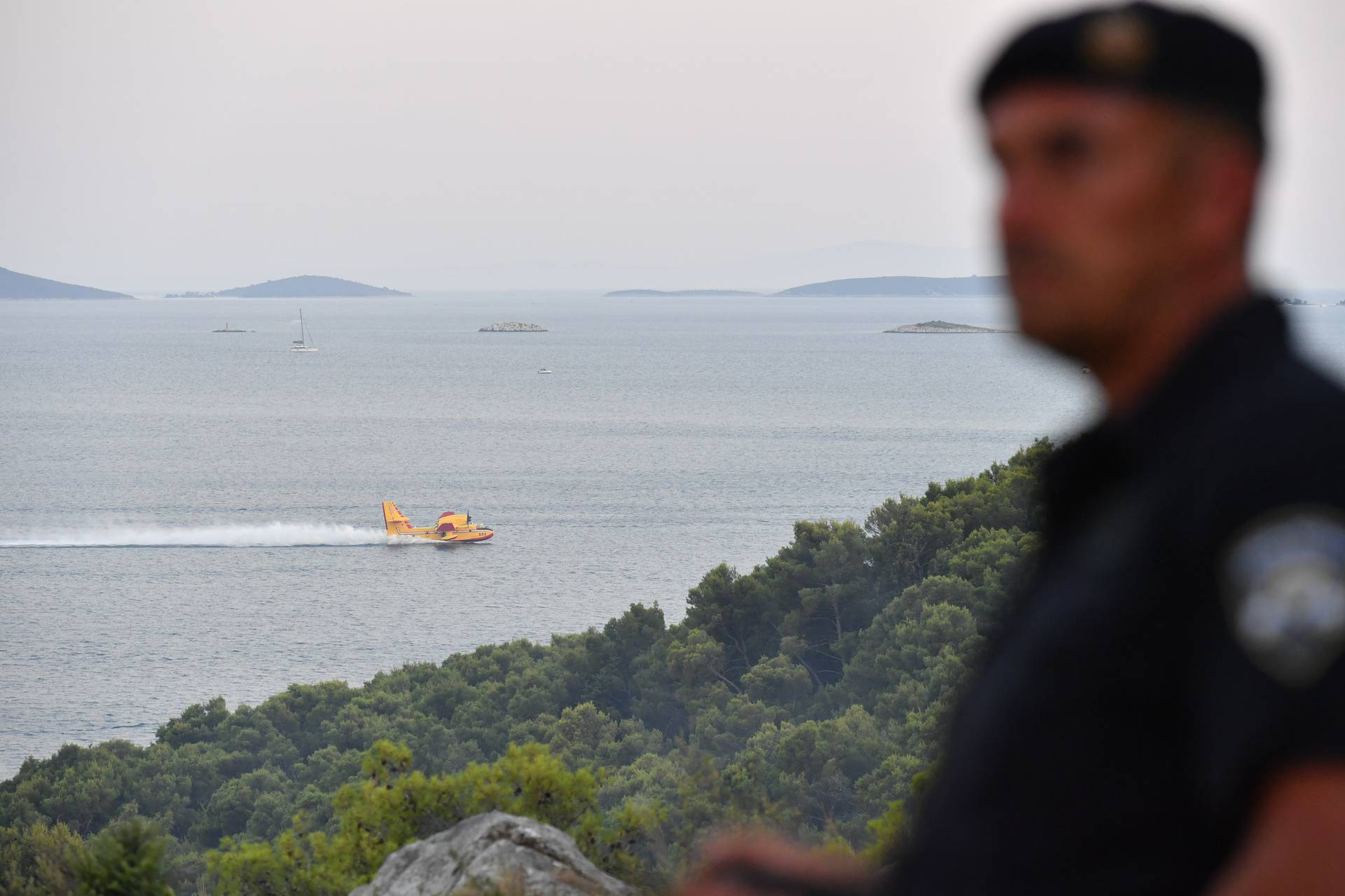 U blizini Trogira izbio požar, u gašenju pomažu i tri protupožarna aviona