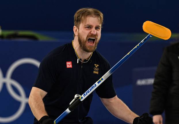 FOTO Slovenci prvi u skijaškim skokovima, brat i sestra osvojili zlato u curlingu, Shiffrin druga