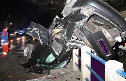 Vozač se bori za život: Izvukli ga iz auta koji je visio s mosta