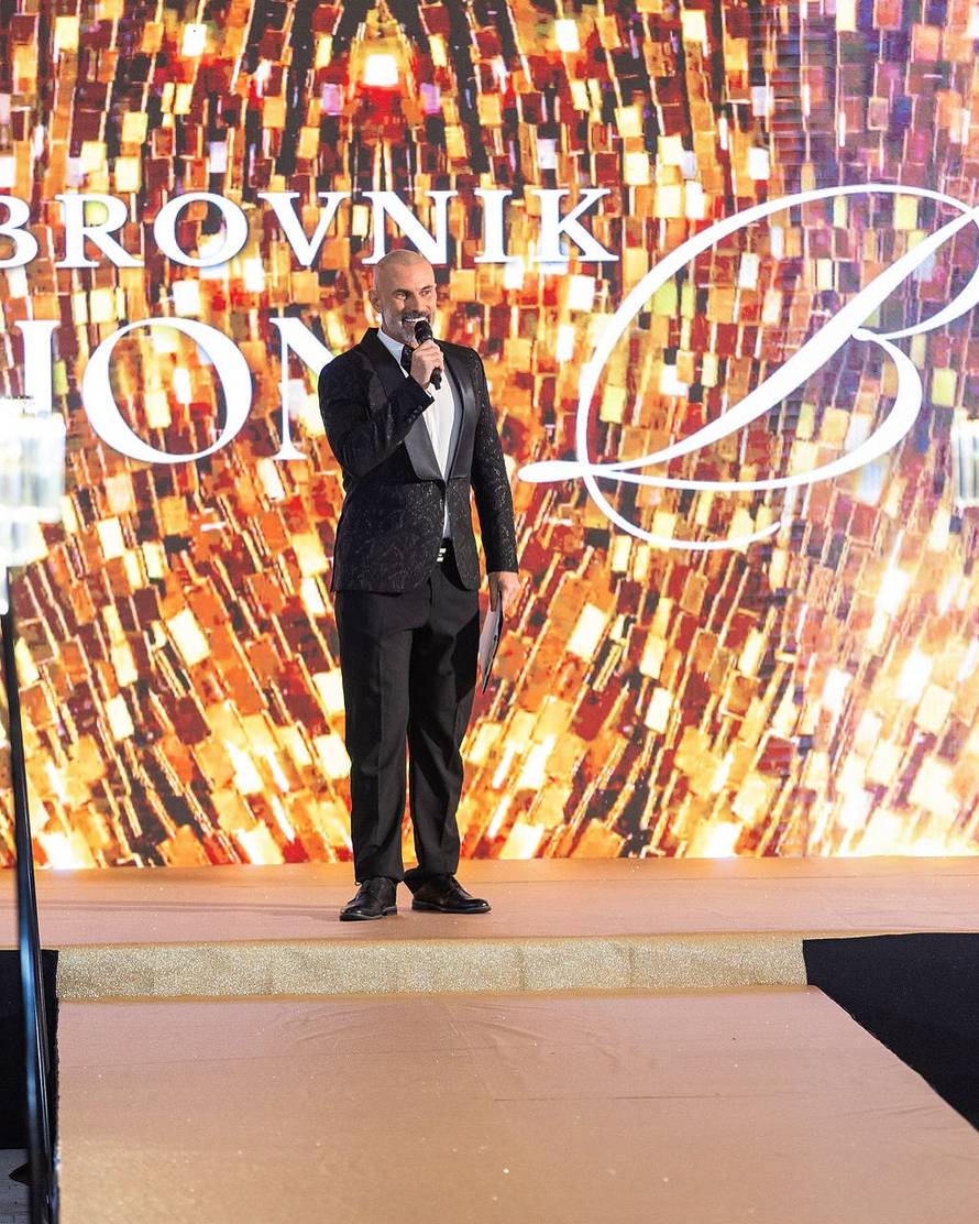 FOTO Haljina Snježane Schillinger na humanitarnoj reviji prodana čak dva puta