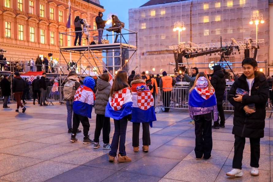 Zagreb: Počelo okupljanje građana za svečani doček rukometnih reprezentativaca nakon osvojene bronce na Europskom prvenstvu