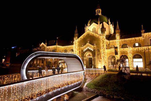 Pogled iz zraka na  novogodišnje ukrase u centru Sarajeva