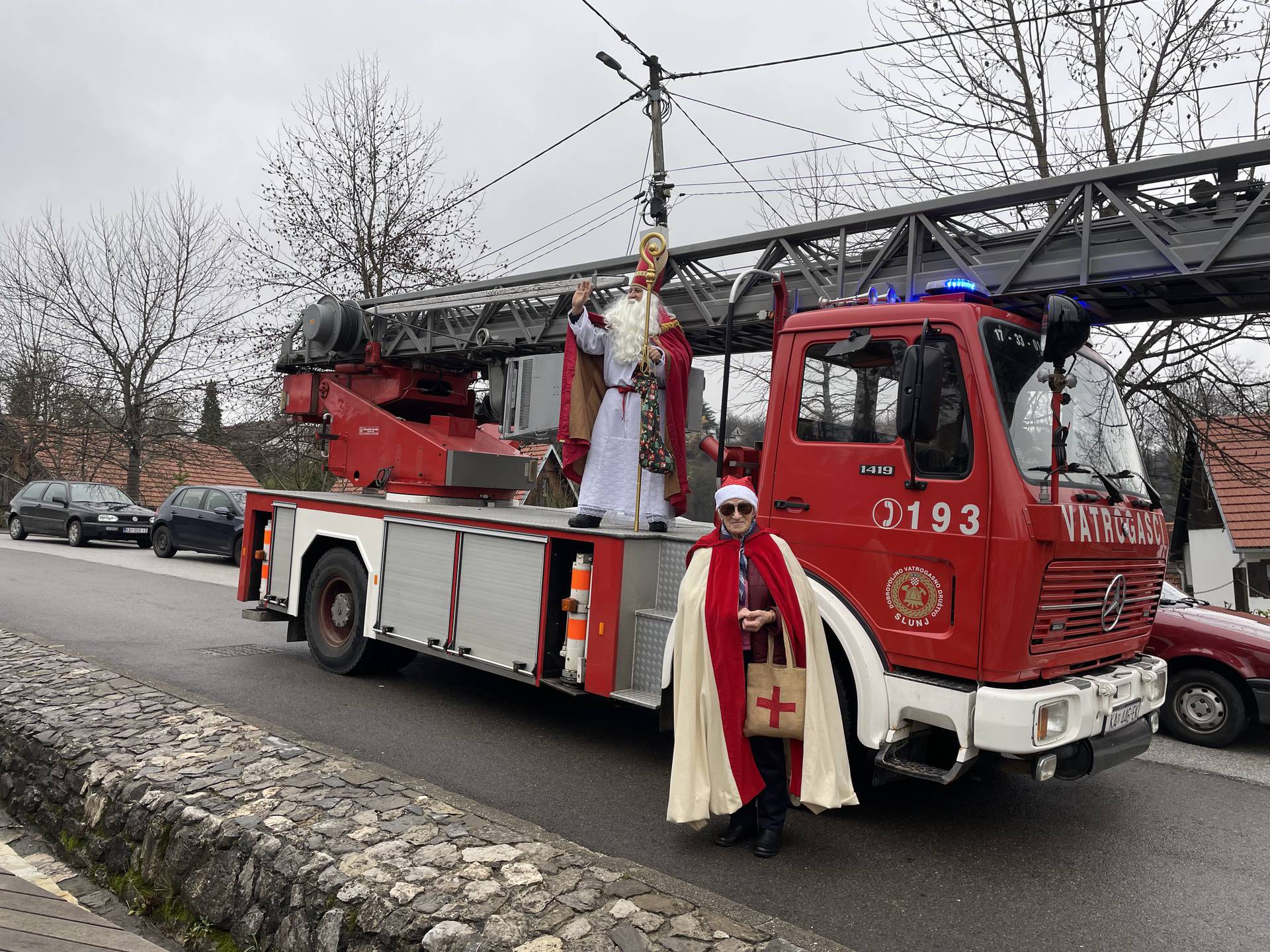 Slunjski Sveti Nikola dolazi djeci na vatrogasnim kolima: 'To smo uveli u koroni, a sad je tradicija'