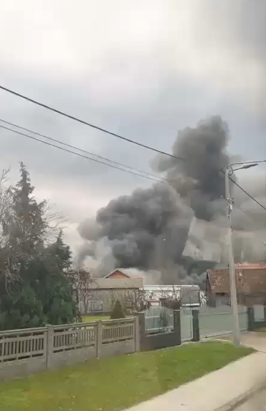 FOTO Strašne scene iz Sesveta: Požar u hali, diže se gusti dim