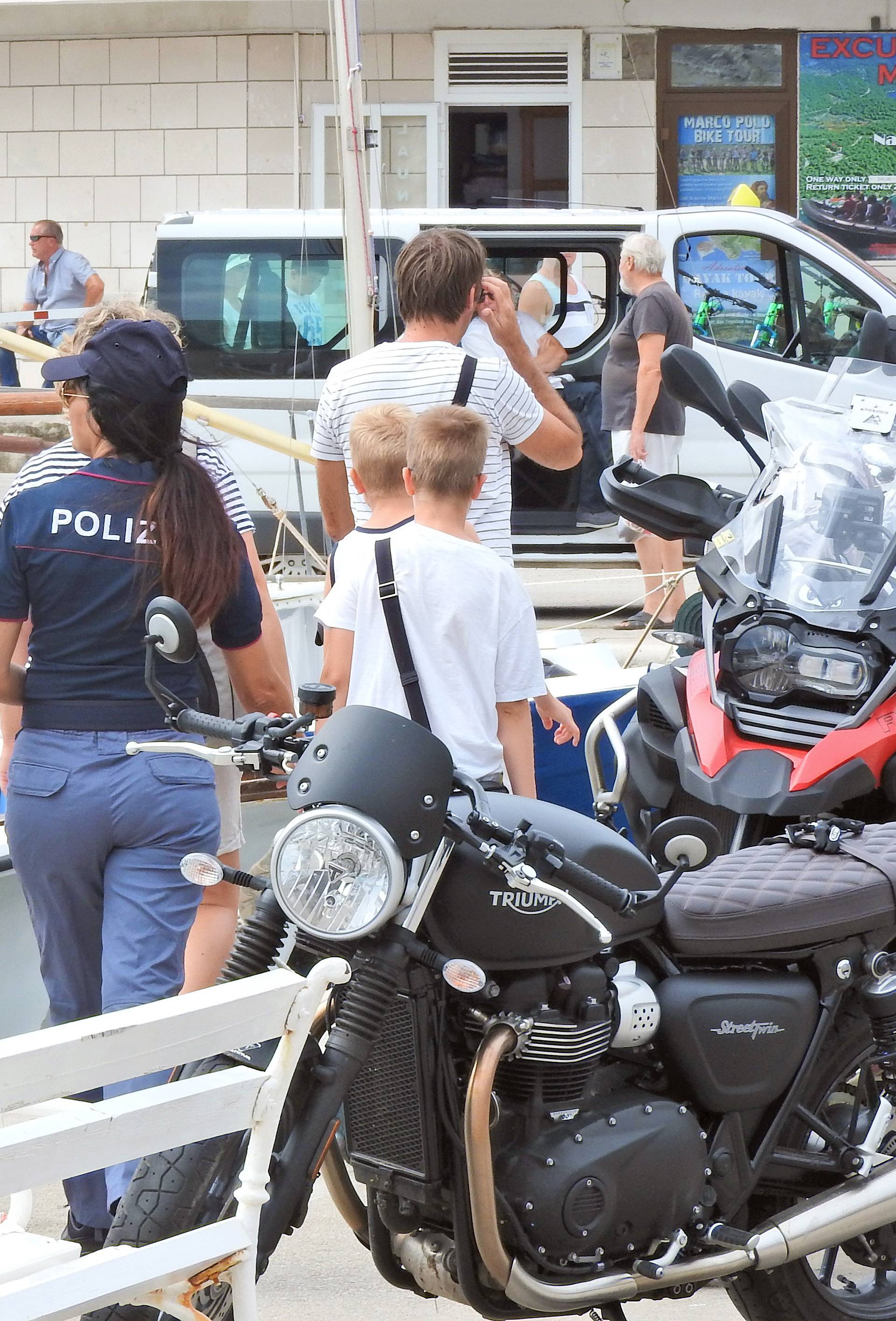 Talijanska policajka u pratnji hrvatskog policajca pazi na red na KorÄuli