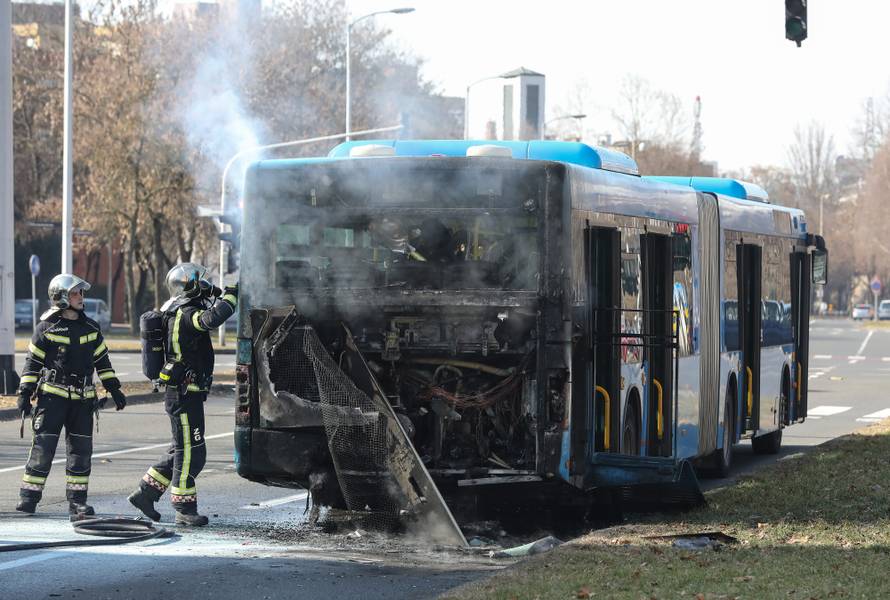 Zagreb: Vatrogasci ugasili poÅ¾ar na autobusu ZET-a na izlasku iz naselja Dugave