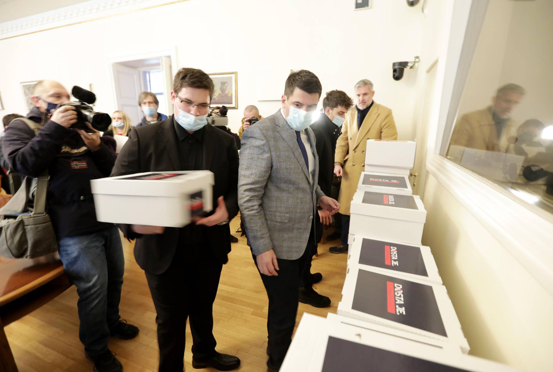 Zagreb: Mostovci predali potpise za referendum protiv covid-potvrda