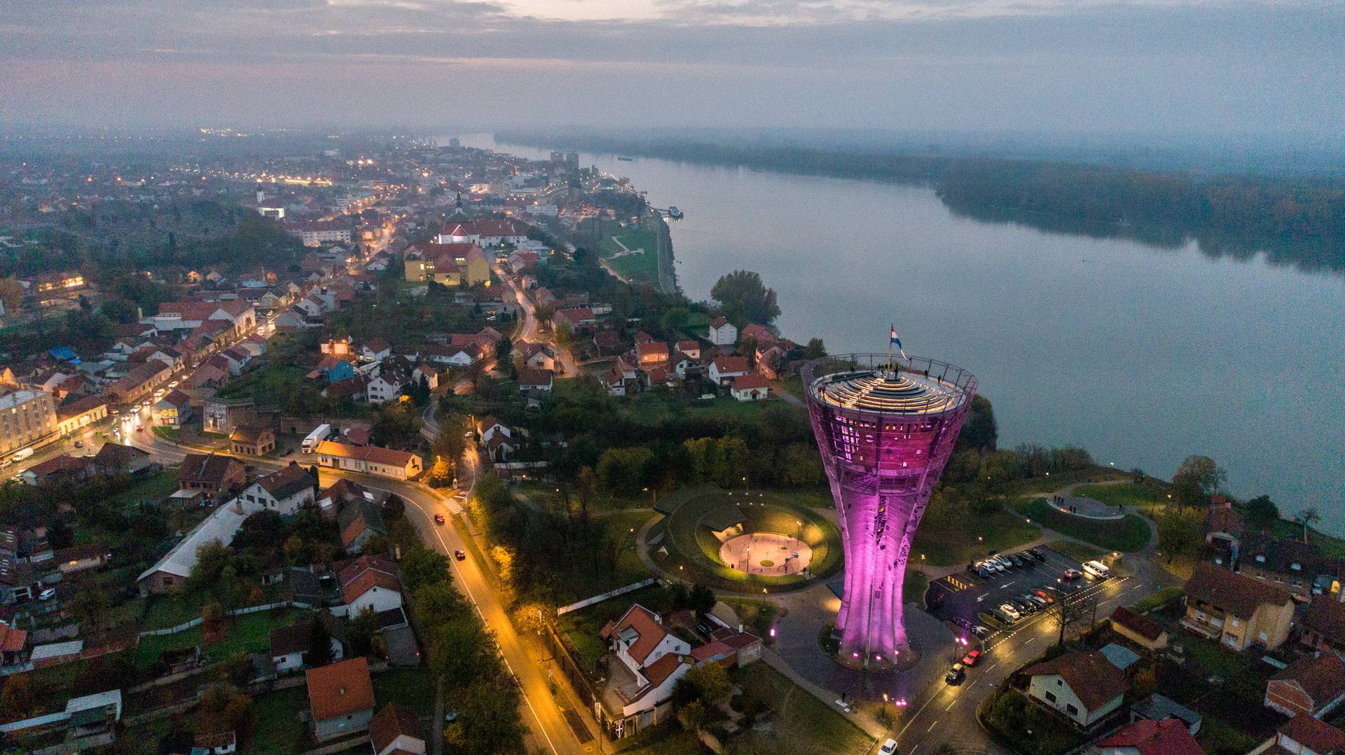 Fotografije iz zraka osvjetljenog vodotornja u Vukovaru