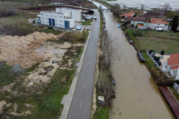 Nin: Pogled iz zraka na poplavljeno područje gdje je voda na cestu izbacila brod
