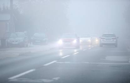 Oprezno u prometu: Magla mjestimice smanjuje vidljivost, mogući su odroni, jak vjetar