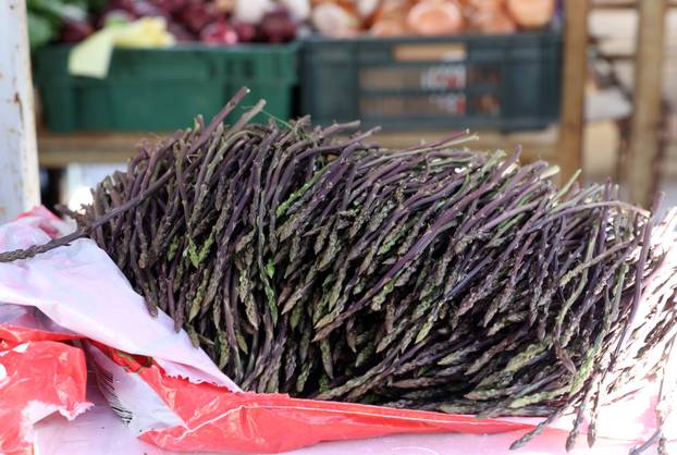 Šibenik: Ponuda šparoga na šibenskoj tržnici