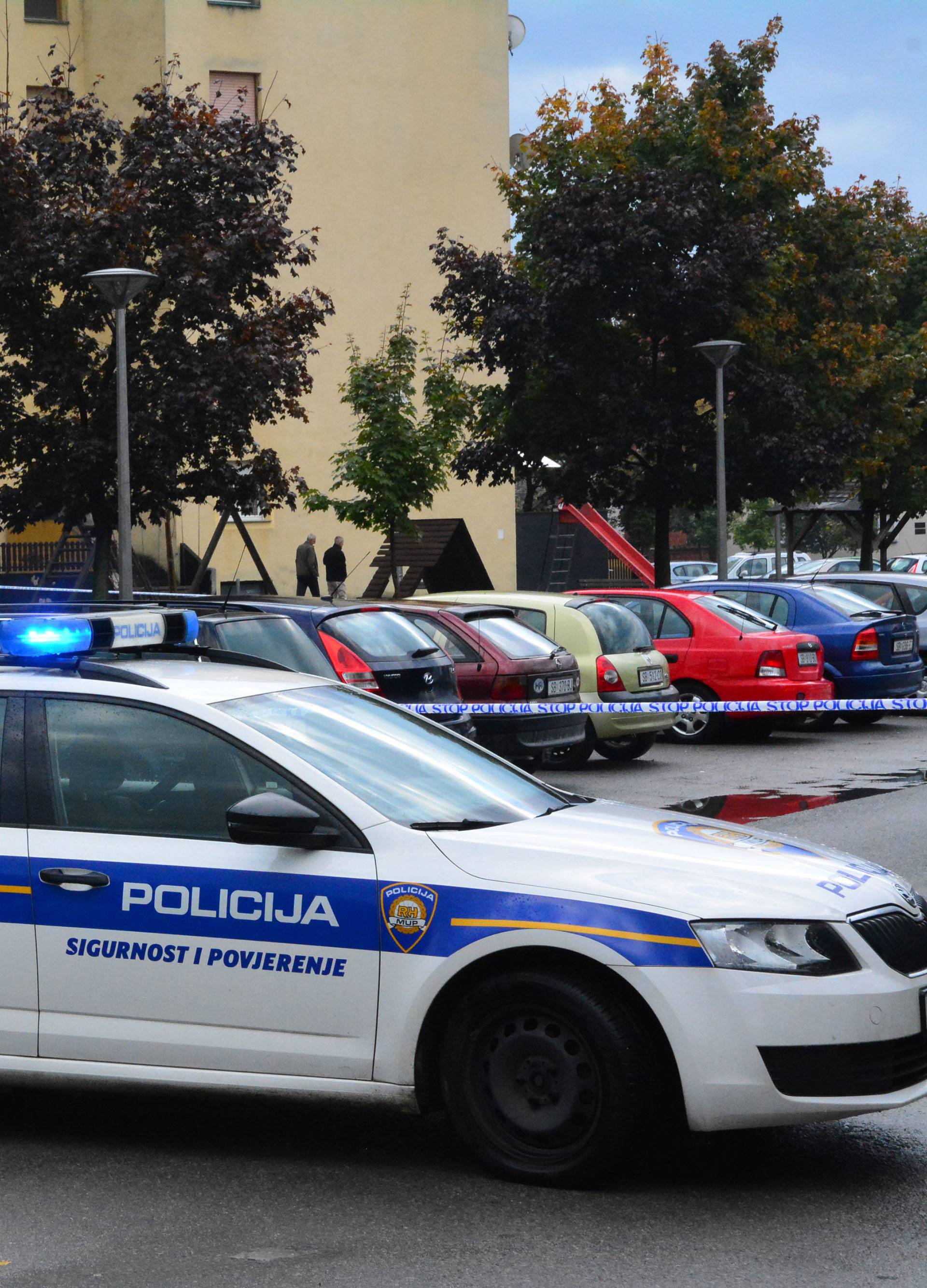 Bacio bombu ispred zgrade: Oštećeno nekoliko automobila