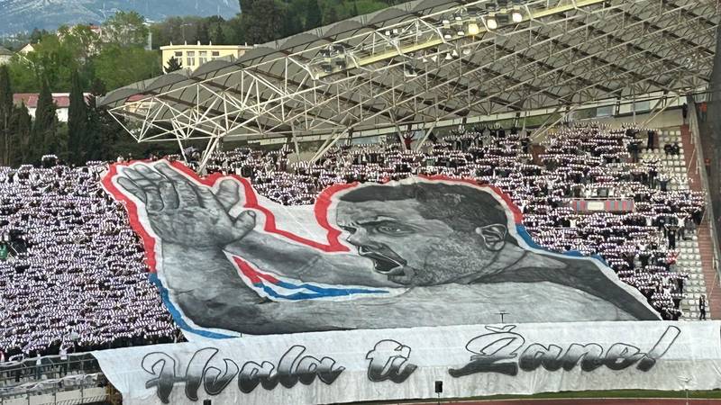 Torcida posvetila transparente Žanu Ojdaniću i Francuzima